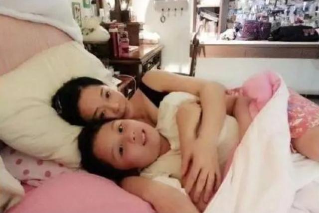 12岁断奶15岁分房睡的男孩，如今活成什么样？错误教育毁了三代人