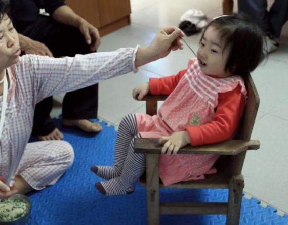 宝妈注意：夏季带娃，这4种水果要少吃，害苦孩子还不自知
