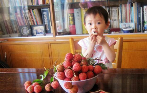 宝妈注意：夏季带娃，这4种水果要少吃，害苦孩子还不自知