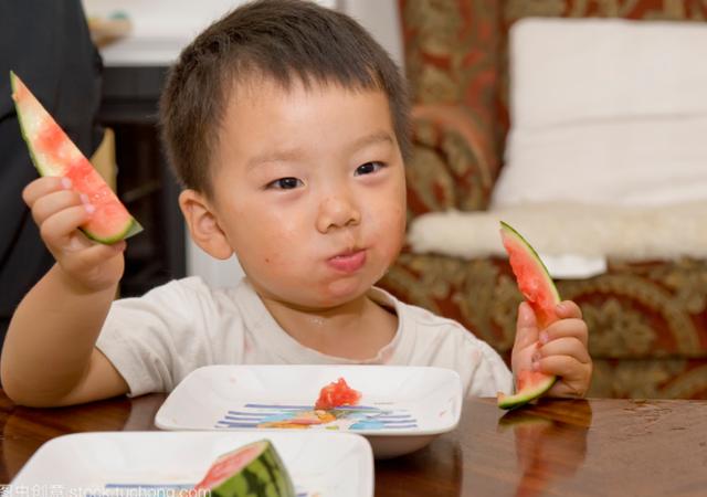 4岁宝宝拉肚子10次，医生：夏季天气再热，也不能让娃这部位受凉