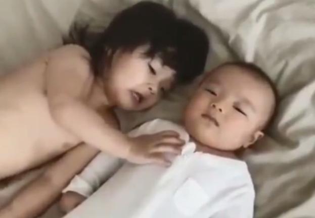 3岁姐姐唱歌哄弟弟睡觉，接下来弟弟的反应，笑翻妈妈