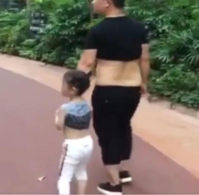 爸爸太热把衣服向上卷，接下来女儿的举动，网友：绝对是亲生的