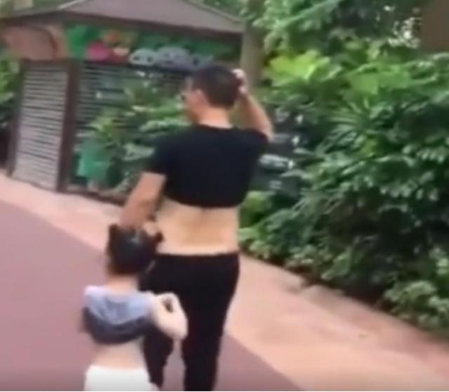 爸爸太热把衣服向上卷，接下来女儿的举动，网友：绝对是亲生的