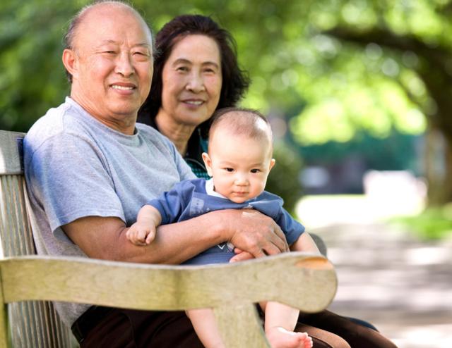 为什么很多的老人宁愿闲着，也不帮子女带孩子？原因既无奈又暖心