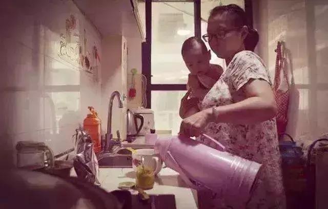 生二胎不可怕，可怕的是一个人带俩娃！9张图道尽二胎妈妈的心酸