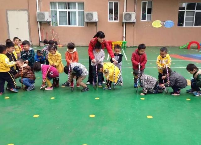 孩子9月后出生，要秋天上幼儿园，还是等到第二年开春？