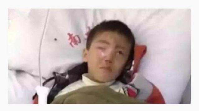 3岁男孩误把干燥剂当饼干吃，妈妈的紧急措施，保下了孩子的食道