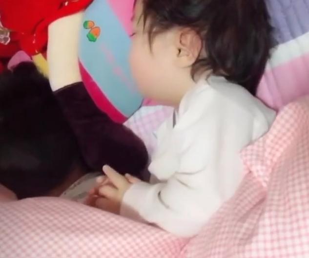 妹妹叫醒熟睡中的哥哥，接下来哥哥的动作，瞬间融化了妈妈的心