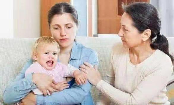 姥姥一手带大的孩子，为何长大后反而和奶奶更亲？原因很现实