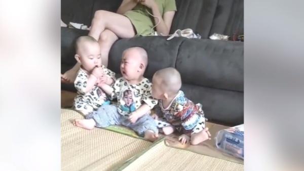 三胞胎之间的日常，连打架都是可爱得，网友：都像在看萌片啊
