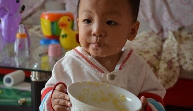 医生忠告：这4种辅食很危险，宝宝吃后致命！家长还被蒙在鼓里