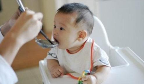 医生忠告：这4种辅食很危险，宝宝吃后致命！家长还被蒙在鼓里