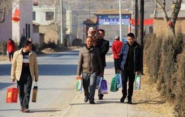 宝妈送孩子去城里亲戚家，亲戚拒不接收，“塑料亲情”咋来的？