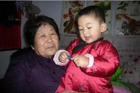 姥姥一手带大的孩子，为何长大后反而和奶奶更亲？原因很现实