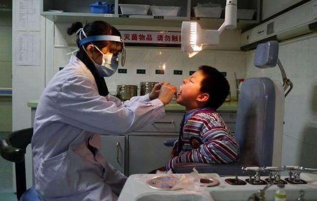 三岁宝宝吃花生卡喉，父母这一系列教科书式急救，救了孩子一命