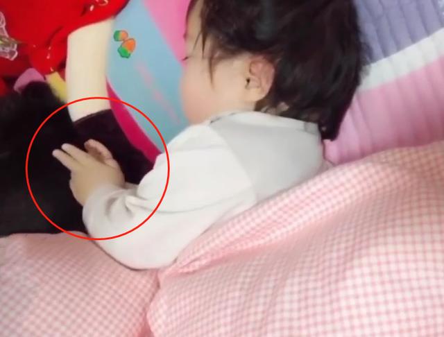 妹妹叫醒熟睡中的哥哥，接下来哥哥的动作，瞬间融化了妈妈的心