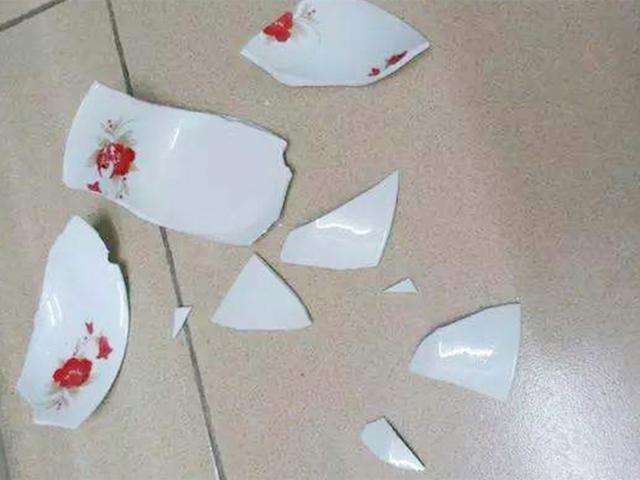 女儿逞强摔碎饭碗，宝妈的做法，让很多父母自愧不如