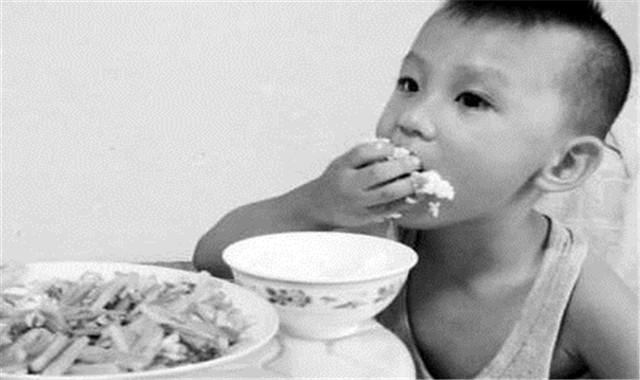 宝宝爬上桌用手抓饭吃，看见爷爷的表情，一个动作乐怀了一家人