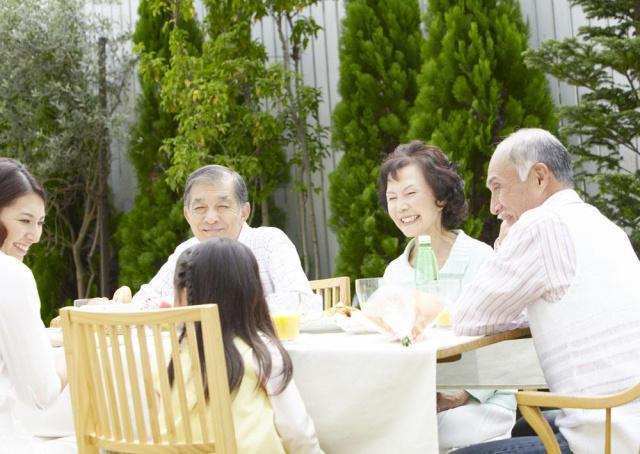 年轻时坚决不生二胎的家庭，晚年生活会怎样？大都逃不开这些结局