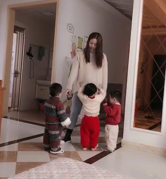 一个人照顾三胞胎儿子，当孩子都要妈妈抱时，妈妈的做法让人泪目