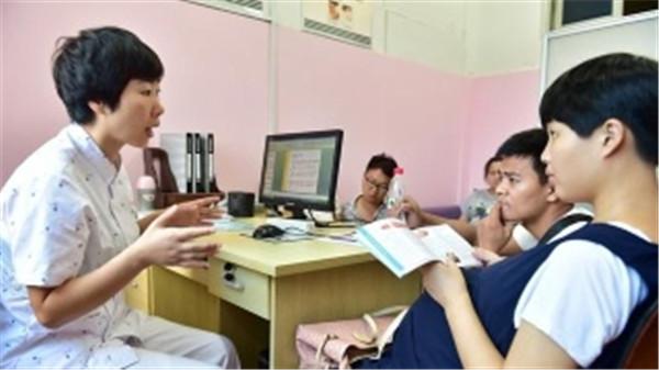 为了孩子早一年上学，孕妇没到预产期提前剖腹产？小心得不偿失