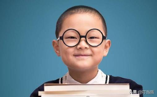 孩子出现这4大特征是近视的预兆，父母别不当回事