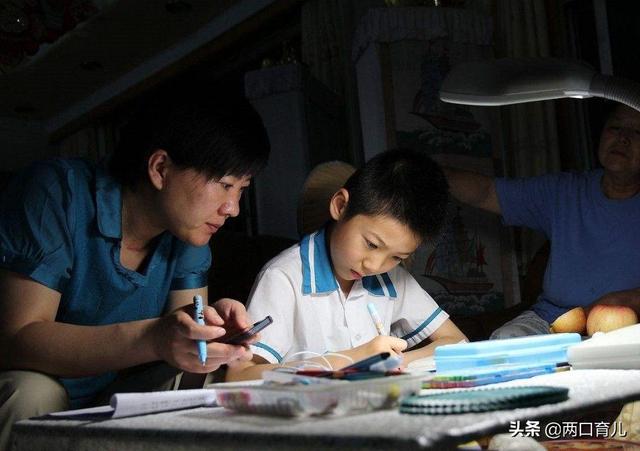 辅导孩子作业起争执，妻子一怒之下扔了丈夫的包，内含279万合同