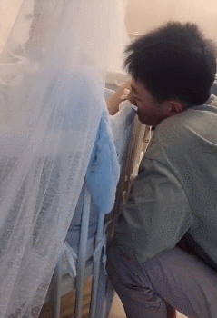 儿子27岁时，妈妈生下二胎，兄弟俩相处的“画风”让网友怀疑人生