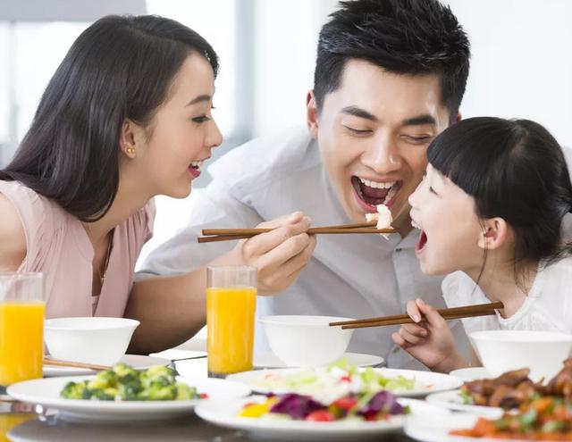 你家宝宝是“饭渣”吗？赶快看一下别人家是怎么教宝宝吃饭的