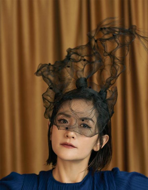 谢娜绿色夹克套装配皮手套,气场炸裂