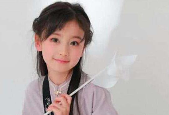12岁女孩骨骼停止生长，患有矮小症，母亲痛哭：我真的错了