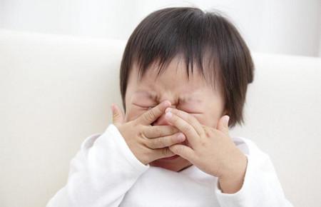 新生儿体重忽然下降？吃完奶总会吐出来一点？这些表现咋回事？