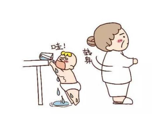 孙女被烫伤后，奶奶采取的措施很明智，连医生都称赞