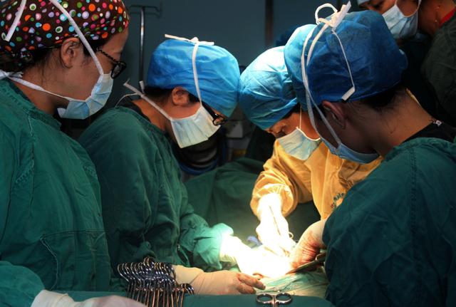 手剥胎盘到底有多疼？宝妈：宁愿多生几次孩子，也不想在经历一次