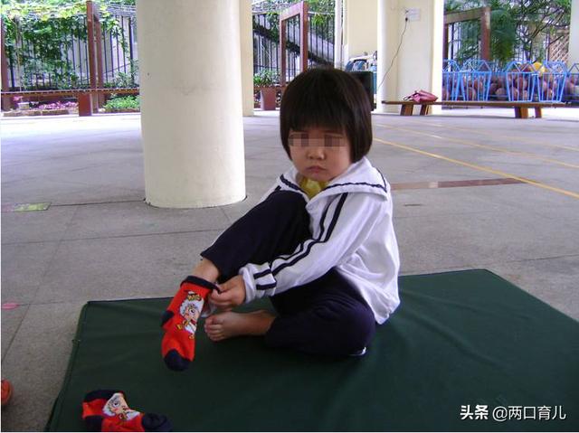 孩子穿衣有讲究,这4类衣服父母最好少买,避免给孩子带来伤害