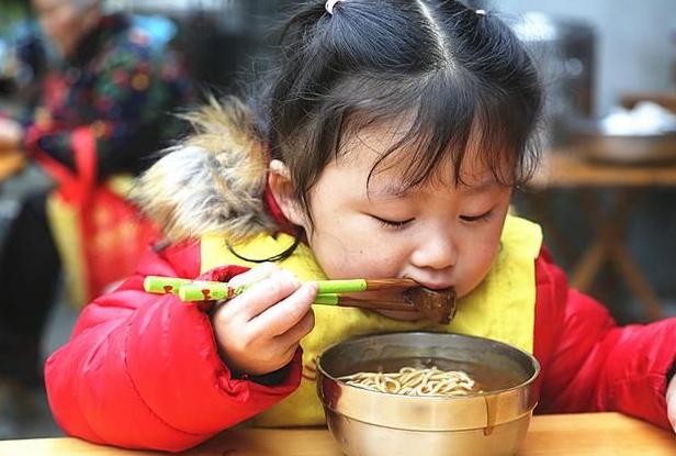 这3个时间点别“强迫”孩子喝水，不仅积食还伤脾，别不当回事
