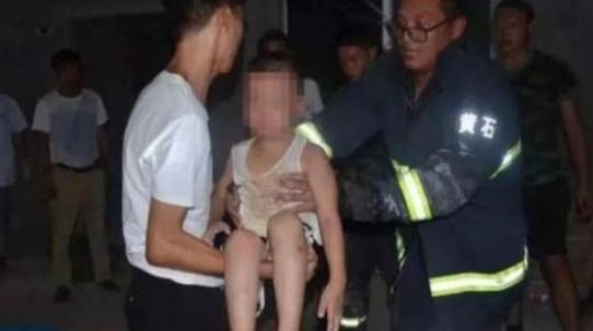 姐弟俩调皮，被卡在墙缝里，消防队员带酸奶施救，网友：费心了
