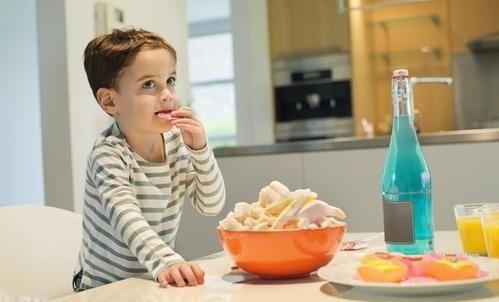 拿零食当奖励很有效果？给孩子吃零食应该要注意这3点