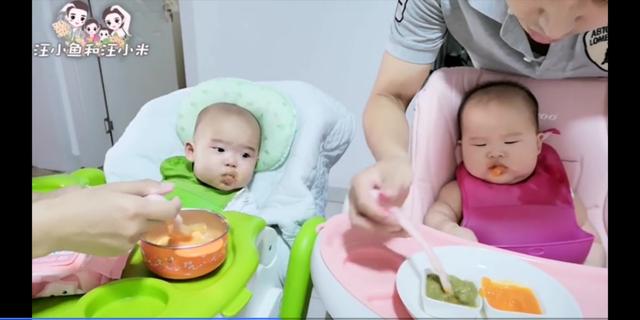 双胞胎饭霸养成记，7个月宝宝胃口好也太能吃了吧，奶爸都看饿了