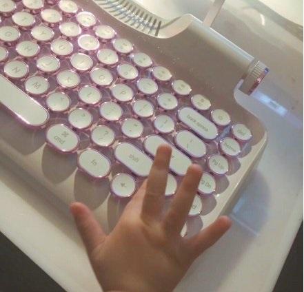 假如小朋友会发朋友圈？太可爱了吧！果然小女孩才是最可爱的生物