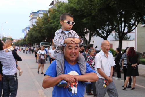 敢在老人面前打孩子？网友：那年我33，我家老爷子追了我半条街