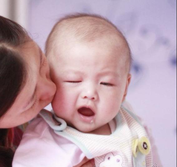 揪心！1岁宝宝成面瘫，医生提醒：夏季养娃，3件傻事“坑”苦娃