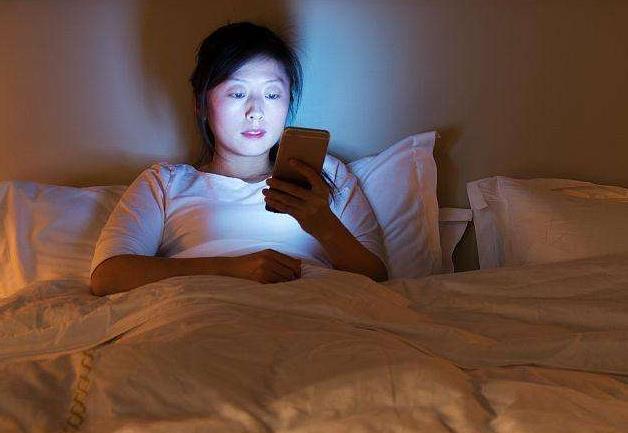 孕期，若你经常熬夜玩手机，可能会带给宝宝这3个影响