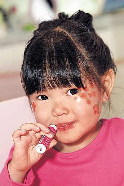 6岁女娃身材矮小，身体竟不再发育，医生：这2样不能早给孩子