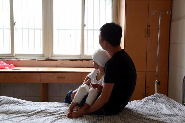 孩子偷偷喝了一口，抢救4小时才捡回一条命，这些危险物品放高处