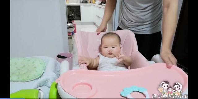 双胞胎饭霸养成记，7个月宝宝胃口好也太能吃了吧，奶爸都看饿了