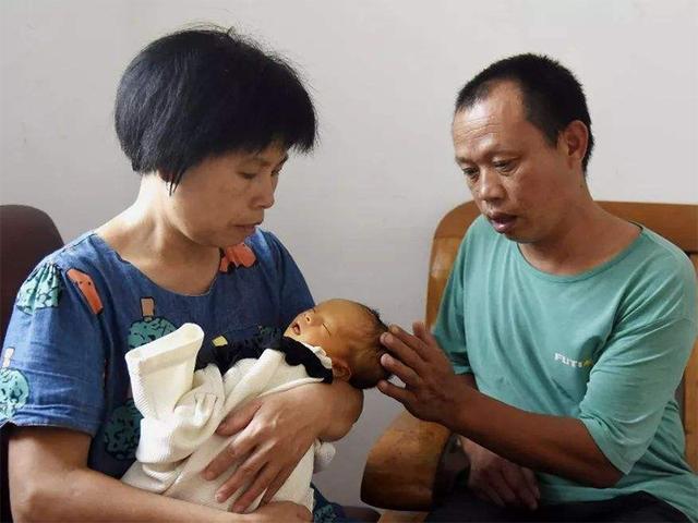 13岁智障少女意外怀孕，站着生产孩子摔成重伤，不知娃生父是谁