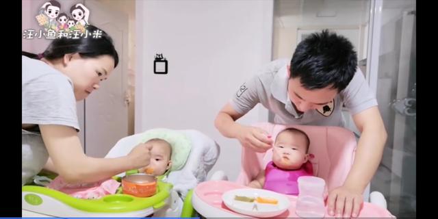 双胞胎饭霸养成记，7个月宝宝胃口好也太能吃了吧，奶爸都看饿了