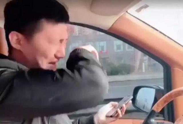 孩子第一天上幼儿园，爸爸坐车里哭成泪人，网友：场面过于真实