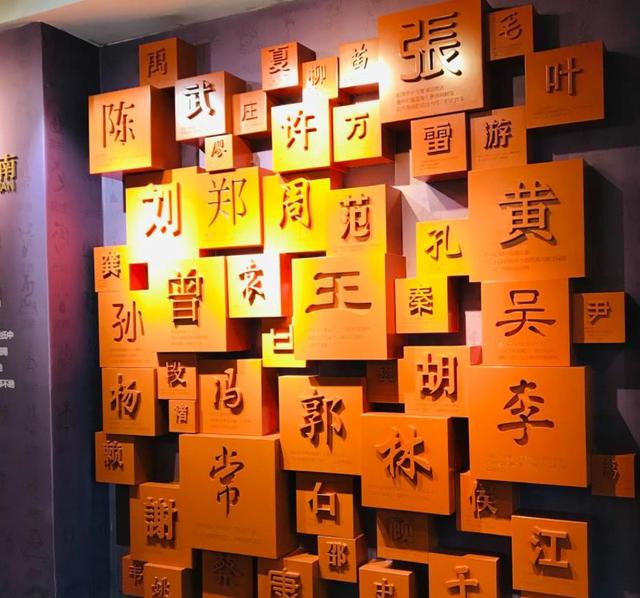 爸爸姓“操”，不同意女儿随自己姓，爷爷随口取名，全家直呼霸气